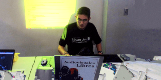 Una foto antigua mía, donde estaba participando con una laptop en un festival de software libre en Costa Rica.