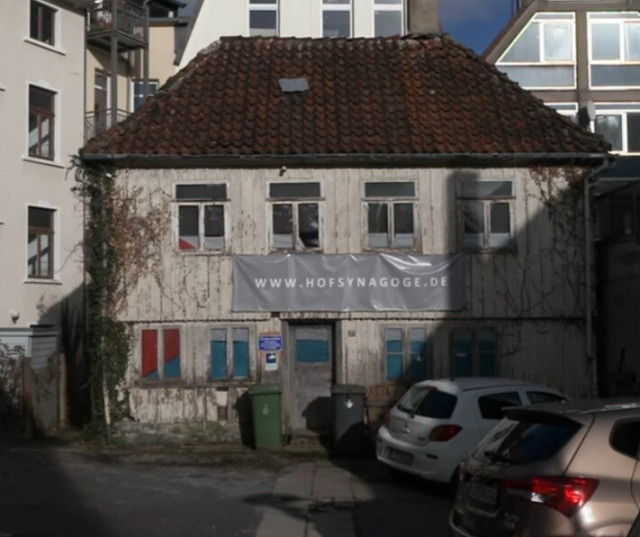 Bild der Hofsynagoge Detmold, deren Fenster mit einer palästinensischen Flagge bemalt ist.