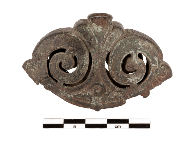 Viking Age sword pommel with swirly motif. Photo: Olle Norling, Upplandsmuseet (CC BY-NC-ND)