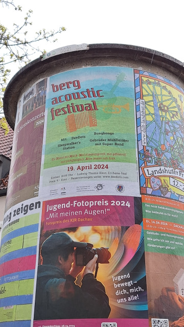 Litfasssäule mit Plakat für das Berg Acoustic Festival am 19.4. In Dachau