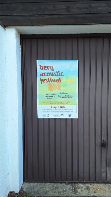 Plakat an Garagentor für das Berg Acoustic Festival am 19.4. In Dachau