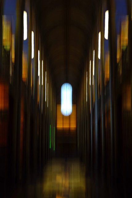 Foto aus der Alten Universitätsbibliothek in Kopenhagen. Die Kamera wurde während der Belichtung gerade nach unten gezogen, so dass die Lichter und Farben senkrechte Striche bilden.