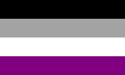 Den asexuella prideflaggan: fyra horisontella fält i ordningen svart, grå, vit och lila.