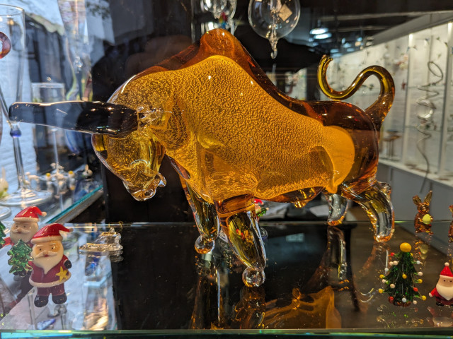Ein Stier aus Glas. Handgefertigt in einer Schaufensterauslage.