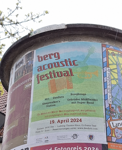 ein plakat für das „berg acoustic festival“ am 19. April 2024 in Dachau.
auf dem plakat: rote schrift vor einem farbigen grafisch gehaltenen hintergrund mit angedeuteten instrumenten. 