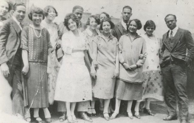 A party on the roof of Regina Anderson’s home at 580 St. Nicholas Avenue in New York City. Attendees included Langston Hughes (second from left) and other important Harlem Renaissance figures, such as poet Clarissa Scott and sociologist E. Franklin Frazier. SCHOMBURG CENTER/NEW YORK PUBLIC LIBRARY