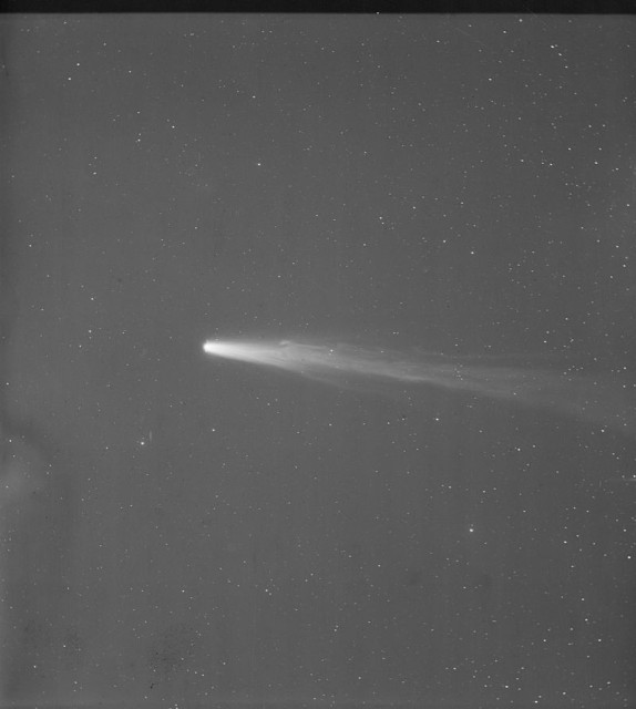 Halley in April 1910, from Harvard's Southern Hemisphere Station, taken with an 8-inch Bache Doublet

Harvard College Observatory - http://dasch.rc.fas.harvard.edu/gallery.php

Portion of Plate b41215 of Halley's comet taken on April 21, 1910 from Arequipa, Peru with the 8-inch Bache Doublet, Voigtlander. The exposure was 30 minutes centered on 23h41m29s R.A. and +07d21m09s Declination.