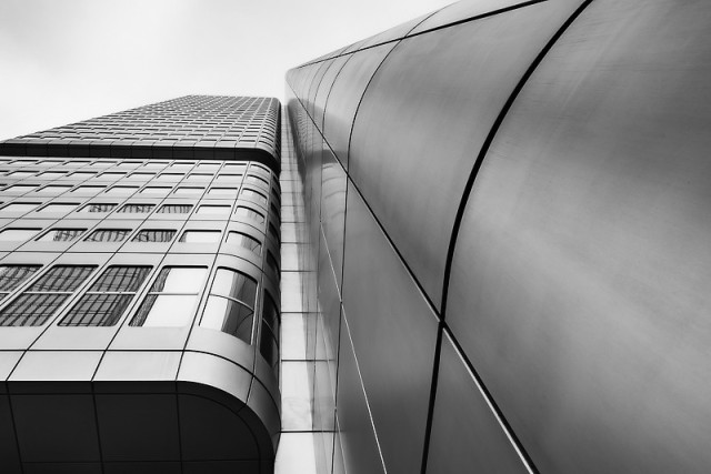 Ein Foto eines futuristischen Gebäudes in Frankfurt