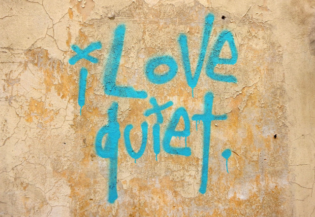 Graffiti on a wall: "I love quiet"