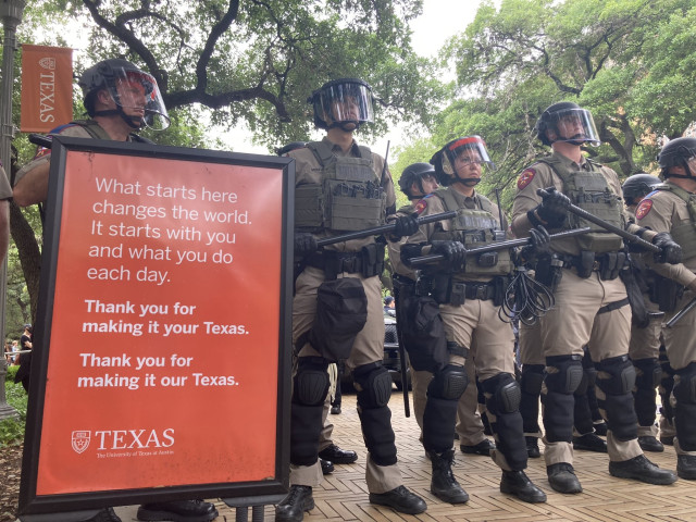 What starts here changes the world.
It starts with you and what you do each day.
Thank you for making it your Texas.
Thank you for making it our Texas.
TEXAS
The University of Texas at Austin