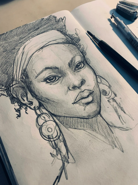 Potrait d'une femme d'origine africaine avec un bandeau dans les cheveux et des boucles d'oreille