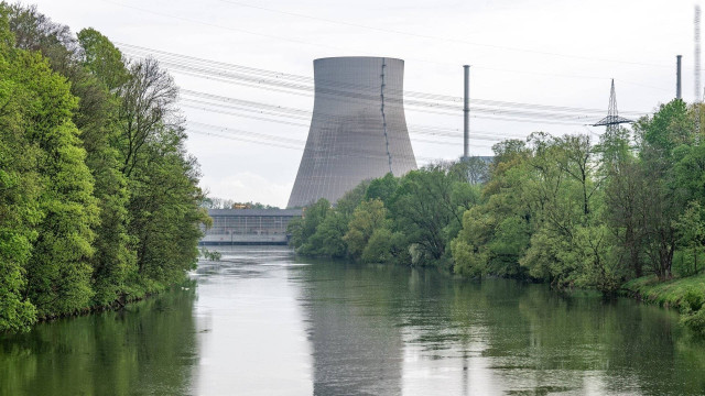 Der Kühlturm des stillgelegten Kernkraftwerks Isar 2. (Foto: dpa Bildfunk, picture alliance/dpa | Armin Weigel)