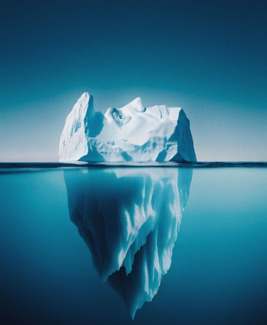 Illustration/Art. A hilly iceberg rises out of a blue sea with a blue/white background. Below the iceberg you can see an iceberg that is twice as big, long and jagged under water. However, if you take a closer look, you can see Donald Trump's face in the iceberg above the surface of the water. So we only see the tip of the iceberg.
Info: Javier Jaen is an illustrator and author. His visual language is symbolic, satirical and playful. The acclaimed artist works for newspapers and organizations such as The New York Times, The Guardian, The New Yorker, The Washington Post, National Geographic and Greenpeace.