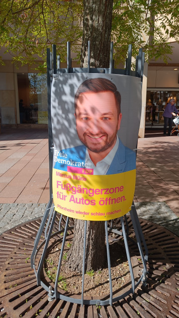 FDP-Wahlplakat in Pforzheim mit dem Slogan "Fußgängerzone für Autos öffnen'