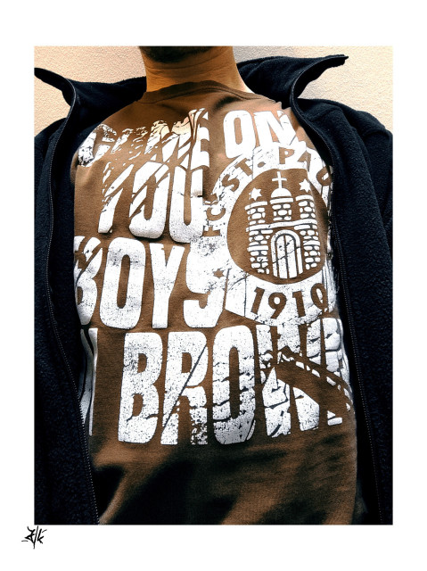 Selfie von meinem Shirt, es ist braun mit weißem Aufdruck: FC ST. Pauli Logo und die Wörter come on you boys in brown. Ein Fan Gesang.