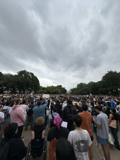 Thousands of students fill a lawn on UT Austin's campus 

https://nitter.privacytools.io/adampowellatx/status/1783553193722470552