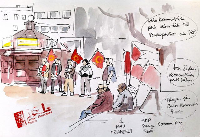 Teckning från Triangeln I Malmö. Några kommunister håller röda fanor. Några få åhörare sitter och lyssnar.