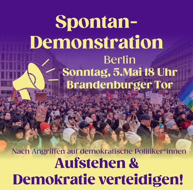 Plakat in lila gelb hinterlegt, mittig ein Foto einer großen demonstrierenden Menschenmenge.
Dazu aus einem gezeichneten Megaphon der Aufruf:
Spontan- Demonstration 
Aufstehen und Demokratie verteidigen!
