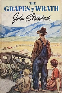 Cover of "The Grapes of Wrath" by John Steinbeck, depicting a man standing and facing a rural landscape with mountains, beside him a seated woman and two children, all next to an old car.