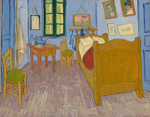 Das Schlafzimmer von Vincent van Gogh in Arles. 


Wikipedia beschreibt es so:

Das Zimmer ist sehr einfach eingerichtet, ein Bett, zwei Stühle und ein Tisch. Alles wirkt sehr rustikal und fast kahl. Es befindet sich keine Person im Zimmer. Die Bilder zeigen, wie der Maler lebte und welche Freundschaften er pflegte. An den Wänden hängen drei Porträts (darunter ein Selbstporträt) und ein Spiegel.

Die Farben sind, typisch für Gogh, sehr dick und grob aufgetragen, mit dicken schwarzen Trennlinien dazwischen. Obwohl der Maler meinte, es solle ein Bild sein, auf dem das Auge Ruhe findet, springt der Blick immer wieder zwischen den starken Kontrasten hin und her. Der Duktus folgt der Form der Gegenstände, dadurch kommen verschiedene Richtungen ins Bild. Das Parkett flieht nach hinten, die Bettkante schwingt auf und ab. Die Profilleisten der Tür fügen sich nicht in die Linien des Fluchtpunktes ein und das Bett ragt in den Türrahmen hinein, was allerdings nicht auf Nachlässigkeit des Malers beruht. Auch die Deutung als Anzeichen für Van Goghs beginnenden Irrsinn kann hier ausgeschlossen werden: Katasterpläne der Stadt Arles zeigen, dass das im Zweiten Weltkrieg beschädigte und später abgerissene Gelbe Haus und auch das Schlafzimmer Vincents einen nicht rechtwinkligen Grundriss hatten. 