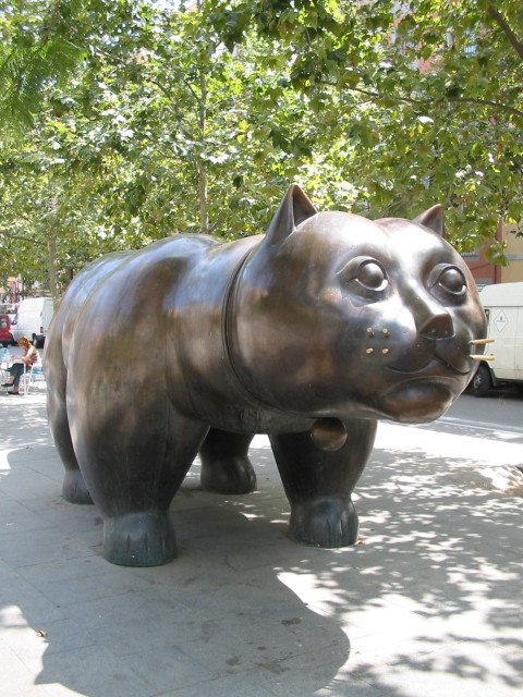 A photo I took in 2004 of a large bronze statue of a cat (in Barcelona).