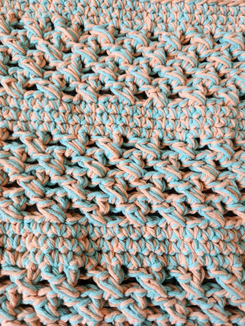 Close-up of the crochet stitches of the shopping bag. 