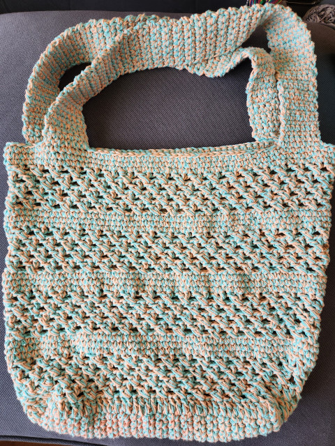 Finished crocheted shopping bag.