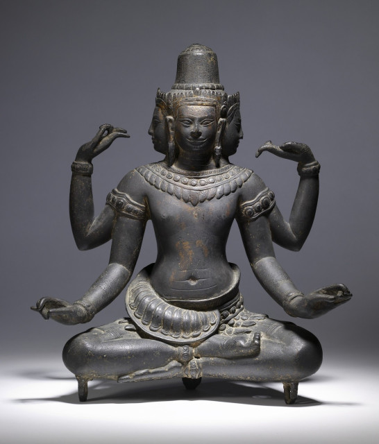 Seated #Brahma Late 12th-early - 13th century (Bàyon). #Cambodia, #Angkor. Bronze. This sculpture was most likely made during the reign of the #Buddhist king Jayavarman VII (r. 1181-ca. 1218), when many #Hindu deities were incorporated into the practices of #Khmer #Buddhism.
#BuddhistArt #Buddhism