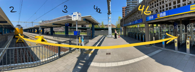 Panorama-Photo, dass den Ort, wo mein Zug ankam, die Gleisnummern und die Schleusen / Schranken zeigt, durch die man gehen muss.