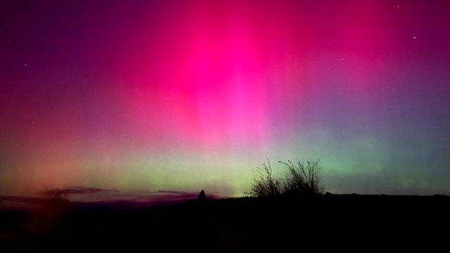 Aurora Australis Central Otago - a wave of hot pink above a ripple of greeny blue aquamarine. 