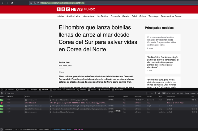 Screenshot of a BBC World Service Mundo "lite" page with Dev Tools open showing bytes transferred and total as stated