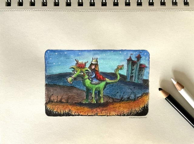 Kleine Zeichnung einer Königin die auf einem grünen, drachenartigen Reittier reitet. Es ist nacht, im Hintergrund ist ihr Schloß und der Sternenhimmel sichtbar, im Vordergrund, karge Landschaft in Brauntönen gehalten.