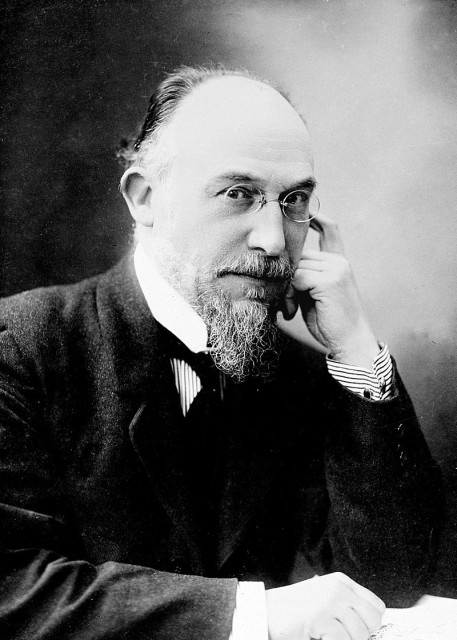 Portrait d'Erik Satie par Henri Manuel, vers 1920 (?). 27 x 21 cm. Dédicace : A Valentine Gross. Amicalement chère amie, je suis F.S. Portrait of French composer Erik Satie (1866-1925)