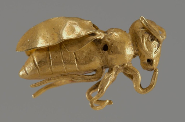 A small gold bee ornament. It’s not clear whether it was part of a wreath of another larger jewellery set.