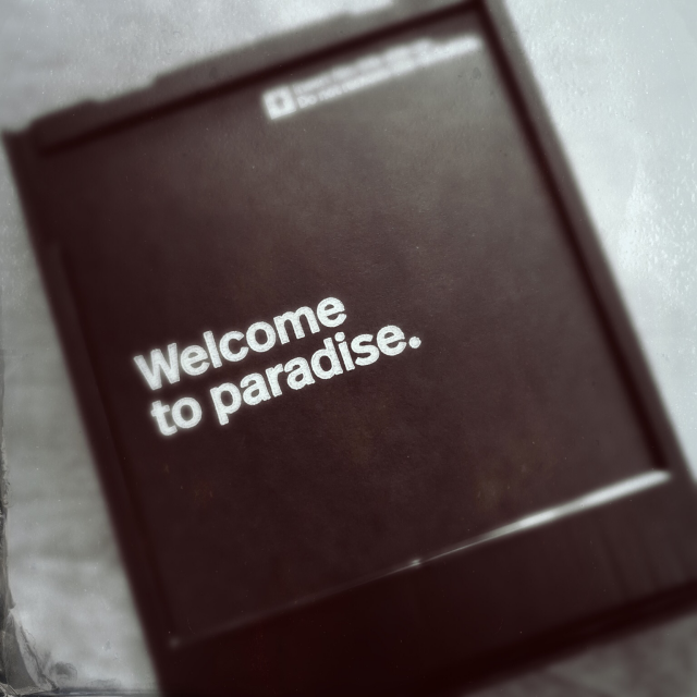 Message on the polaroid film « welcome to paradise ».