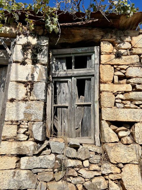 Altes und defektes Holzfenster auf Kreta.