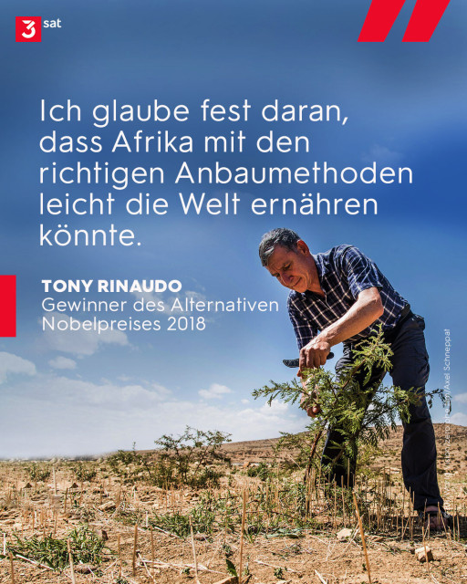 Agrarwissenschaftler Tony Rinaudo, Gewinner des Alternativen Nobelpreis 2018, trimmt einen jungen Baum in einer trrockenen Landschaft. Zitat: 
"Ich glaube fest daran, dass Afrika mit den richtigen Anbaumethoden leicht die Welt ernähren könnte."
Copyright: BR, World Vision, zero one film, Axel Schneppat