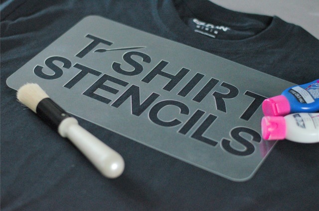 Bild på en t-shirt men en stencil som bildar orden "T-SHIRT STENCILS"