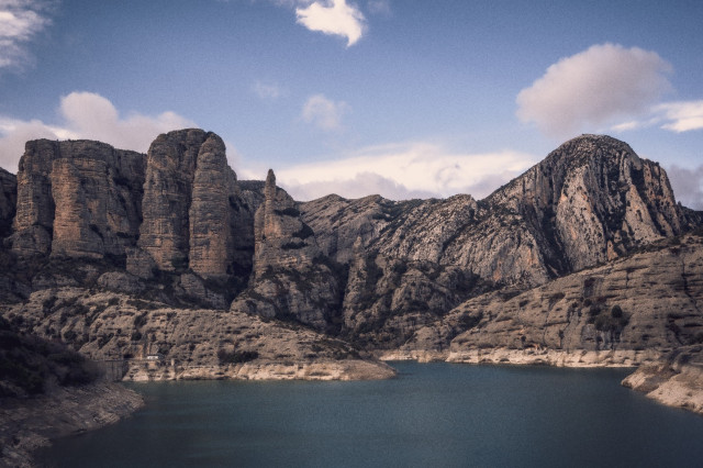 Fotografía del embalse y los mallos (formaciones montañosas) de Vadiello en Huesca.