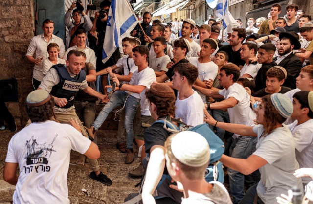 Religious extremist Jewish kids attack a Palestinian journalist 