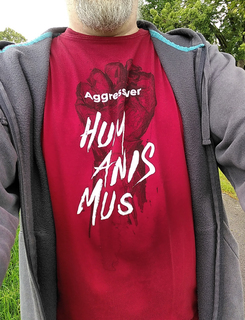 Mein T-shirt vom Zentrum für Politische Schönheit, auf dem "Aggressiver Humanismus" steht, und eine hochgestreckte Faust abgebildet ist.