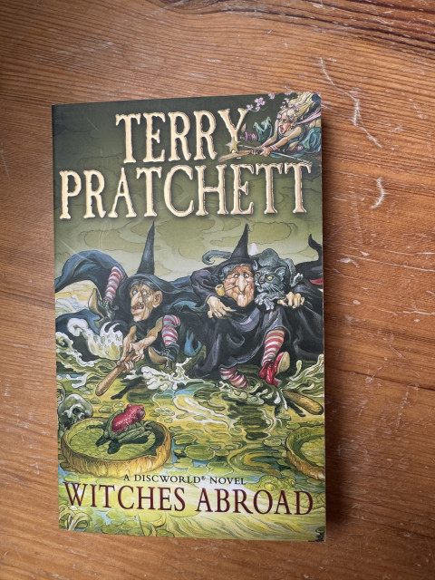 Book, Terry Pratchett, Witches abroad 