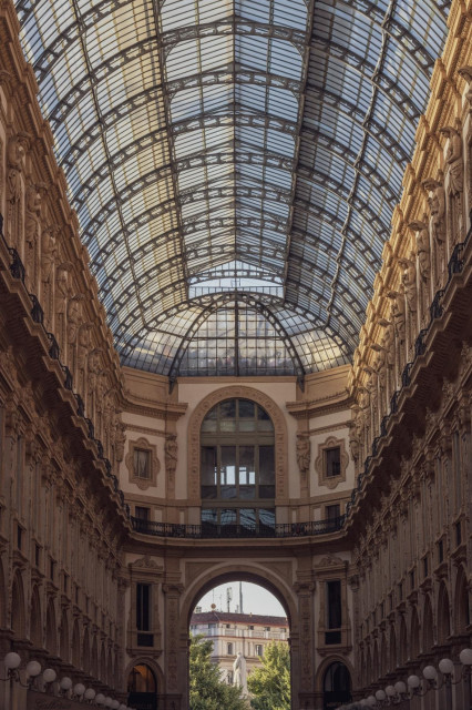 Vista de parte de galería Vittorio Emanuele II de Milán con la luz del atardecer.