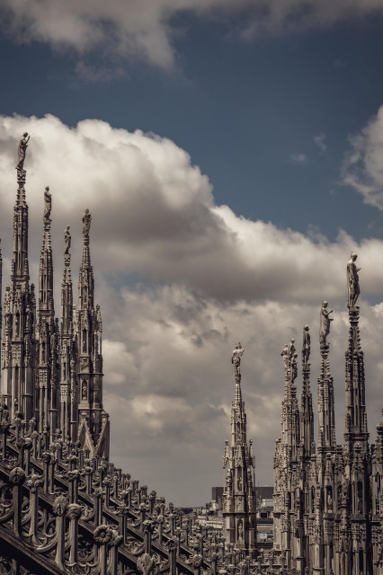 Vista de pináculos en la zona de terrazas de superiores del Duomo de Milán.
