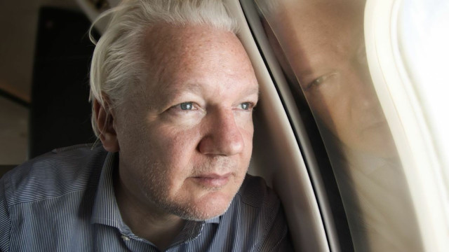 Assange flying into Australia