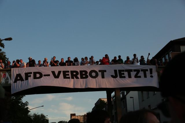 Von einer Fussgängerbrücke hängt ein Banner "AfD-Verbot jetzt!"