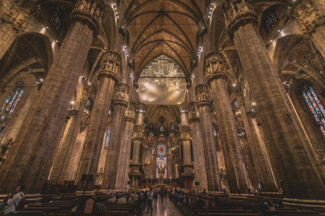 Fotografía en gran angular de parte del interior del Duomo de Milán desde la nave central.