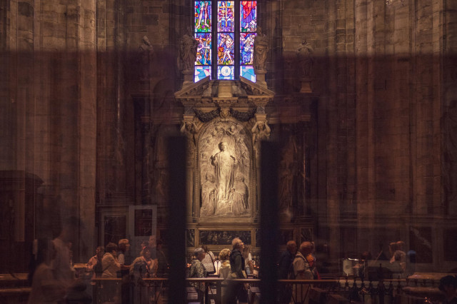Fotografía de un detalle de las naves laterales del Duomo de Milán.