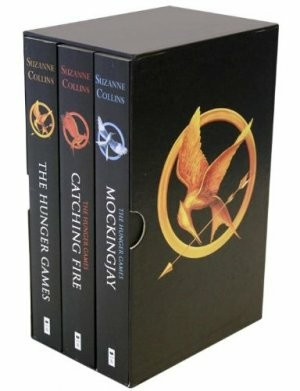 Cover of book box, 3 volumes of Hunger Games story by Suzanne Collins