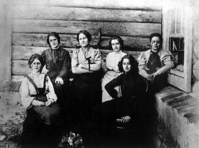The Shesterka ("Six") in exile at Akatuy. (Spiridonova is the first on the left). By Unstated - http://humus.livejournal.com/2312960.html, Public Domain, https://commons.wikimedia.org/w/index.php?curid=38851529